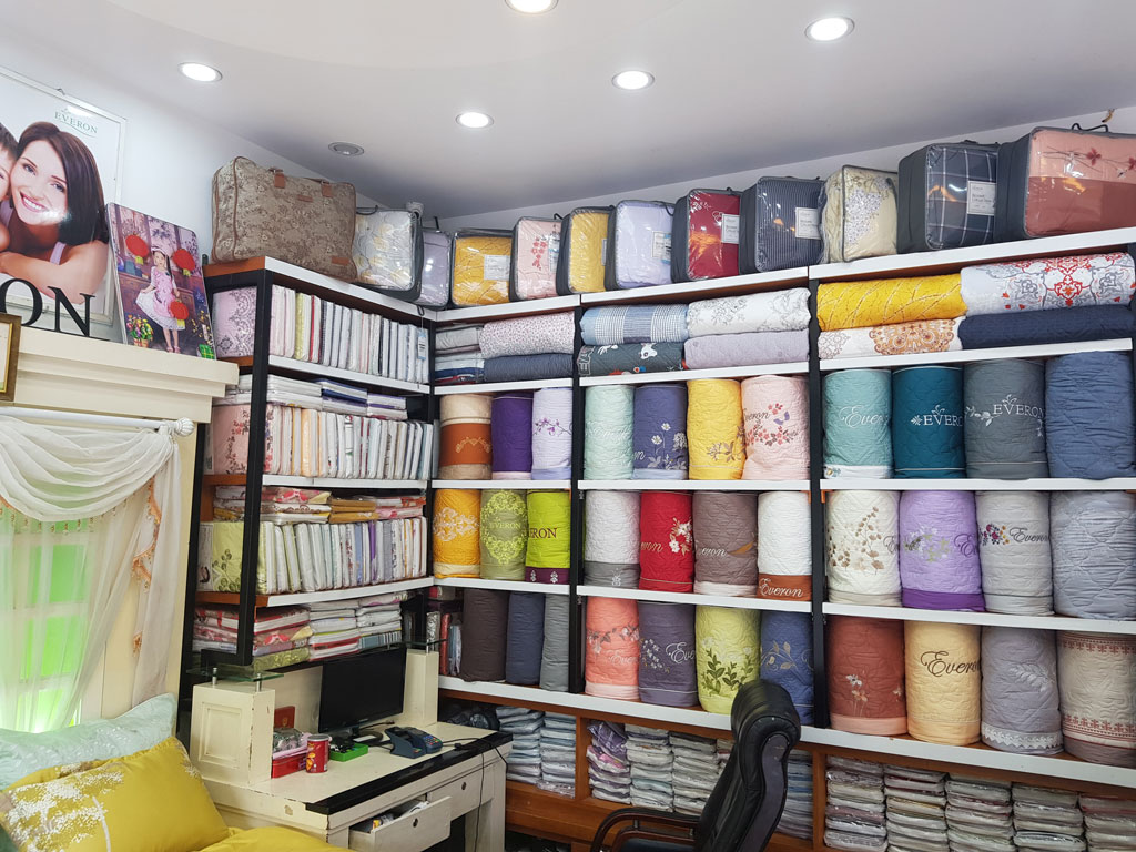 Các sản phẩm được bày trí gọn gàng, đẹp mắt tại showroom